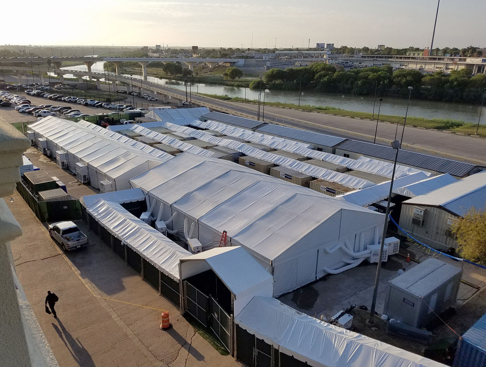 US-NEWS-IMMIGRATION-TENT-COURTS-LA